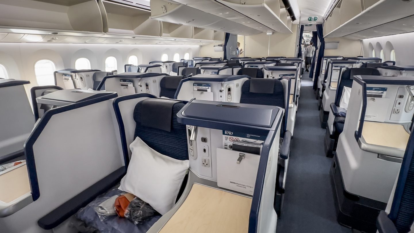 Review Travel Experience ANA “Staggered Business Class” seats